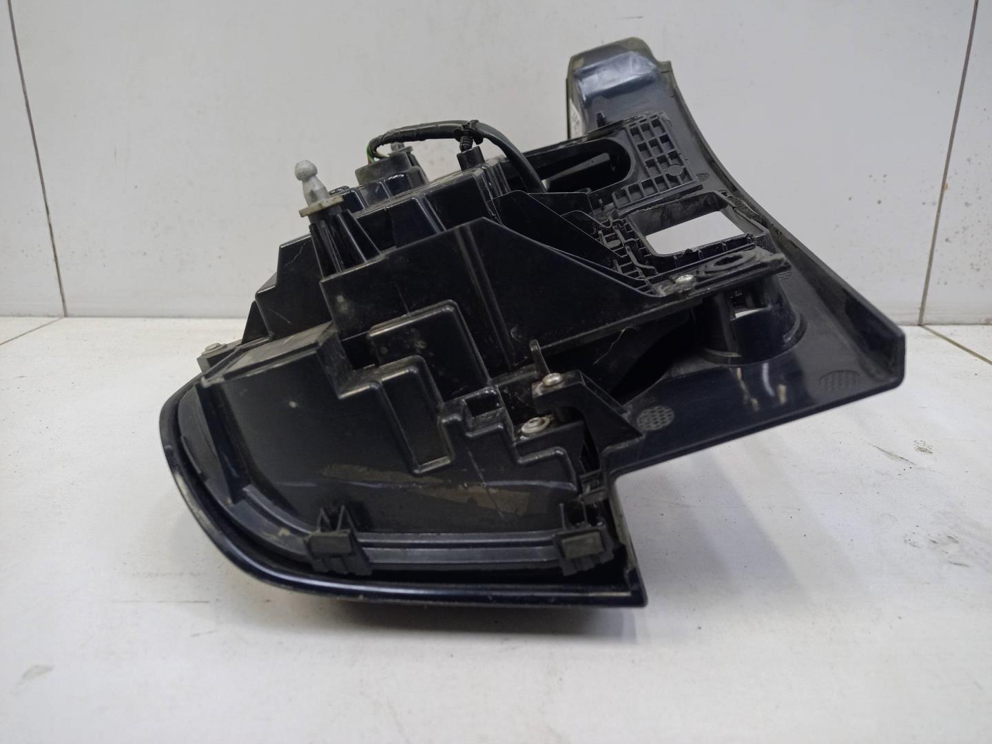 Фонарь задний наружный правый