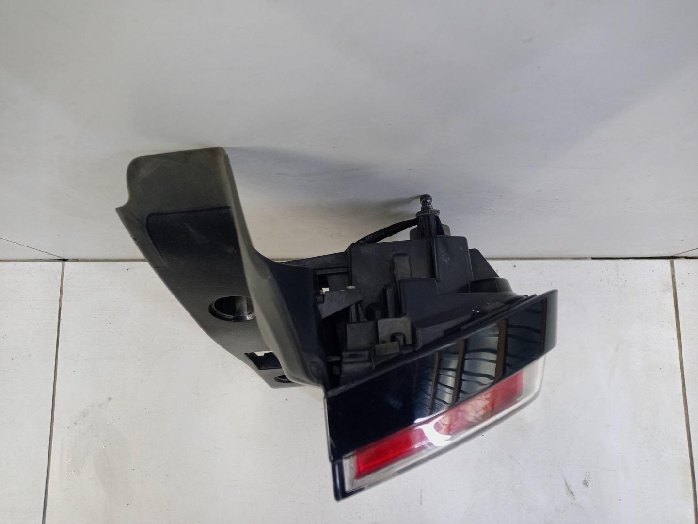 Фонарь задний наружный правый