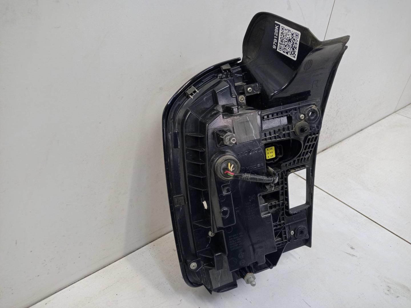 Фонарь задний наружный правый