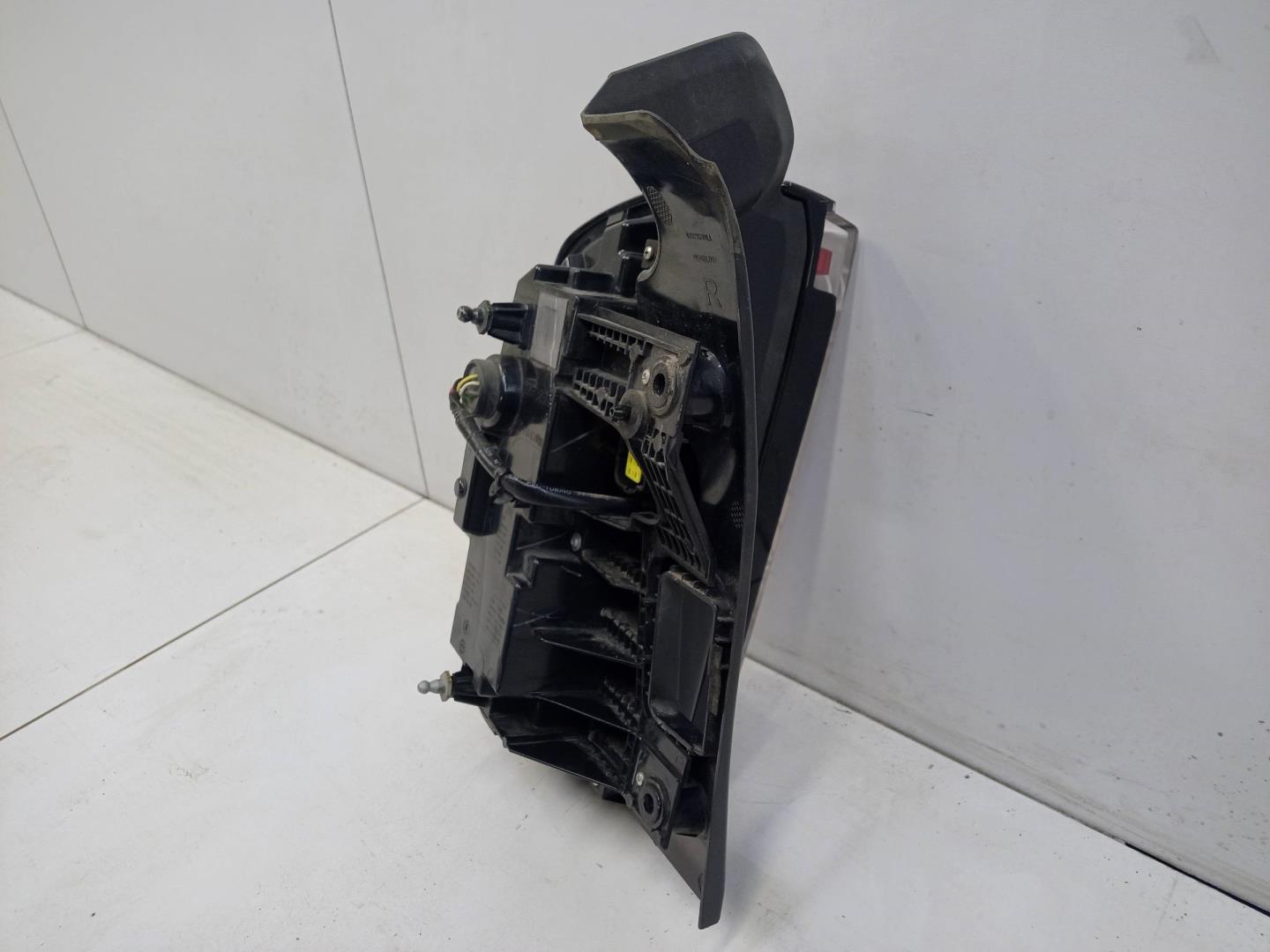 Фонарь задний наружный правый