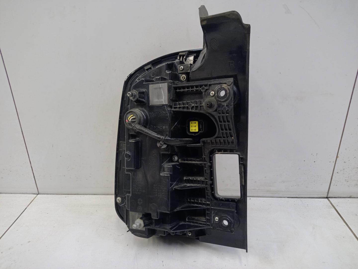 Фонарь задний наружный правый