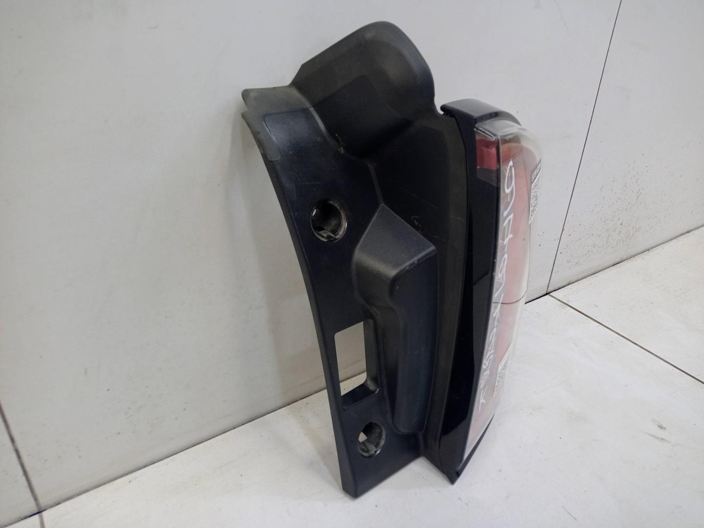 Фонарь задний наружный правый