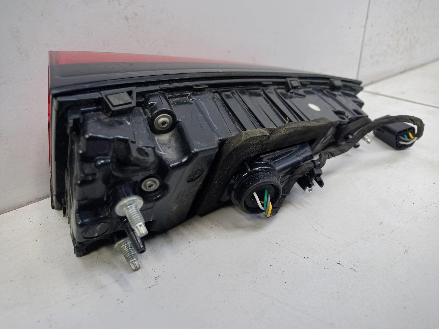 Фонарь задний внутренний правый