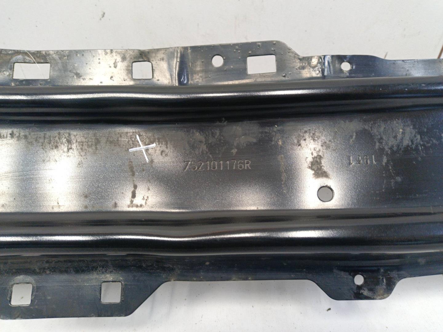 Усилитель переднего бампера