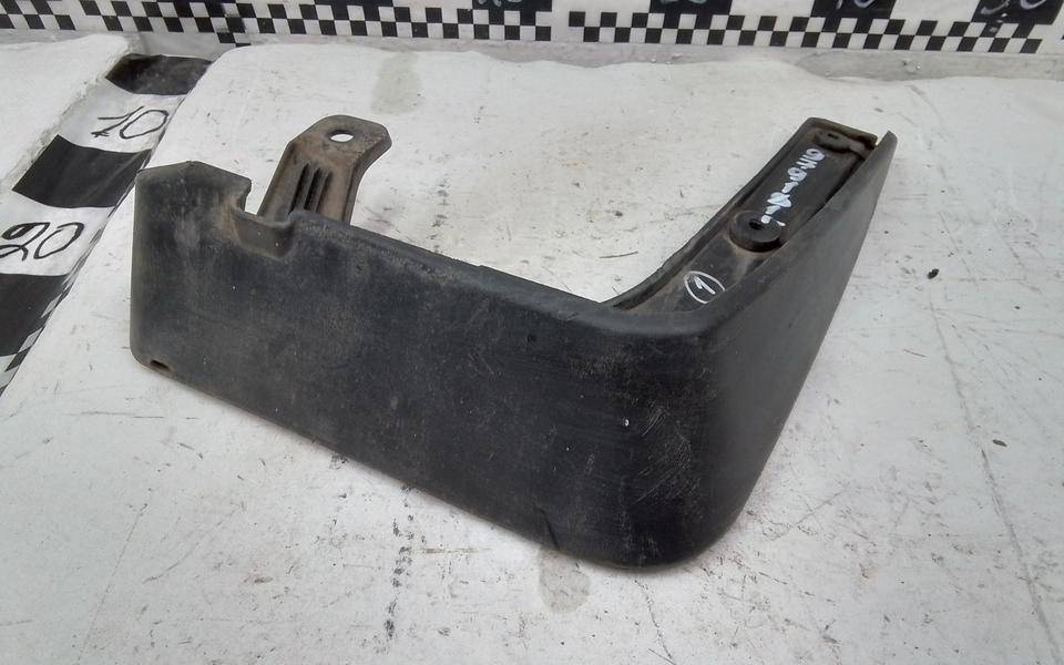 Брызговик передний правый