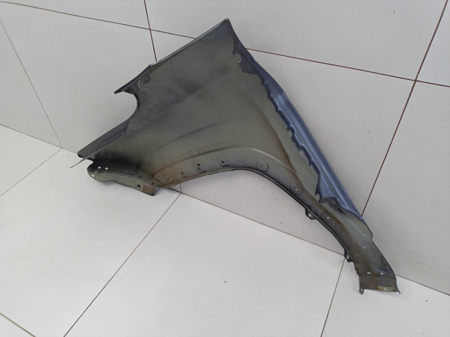 Крыло переднее правое