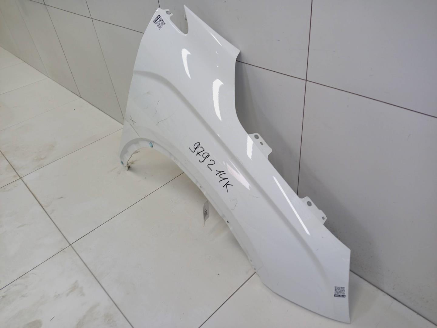 Крыло переднее правое