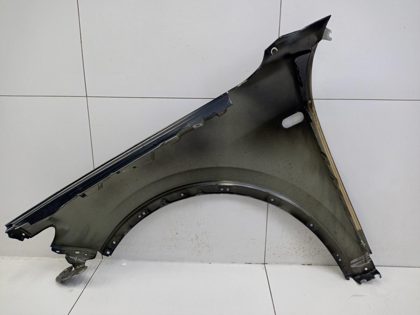 Крыло переднее правое