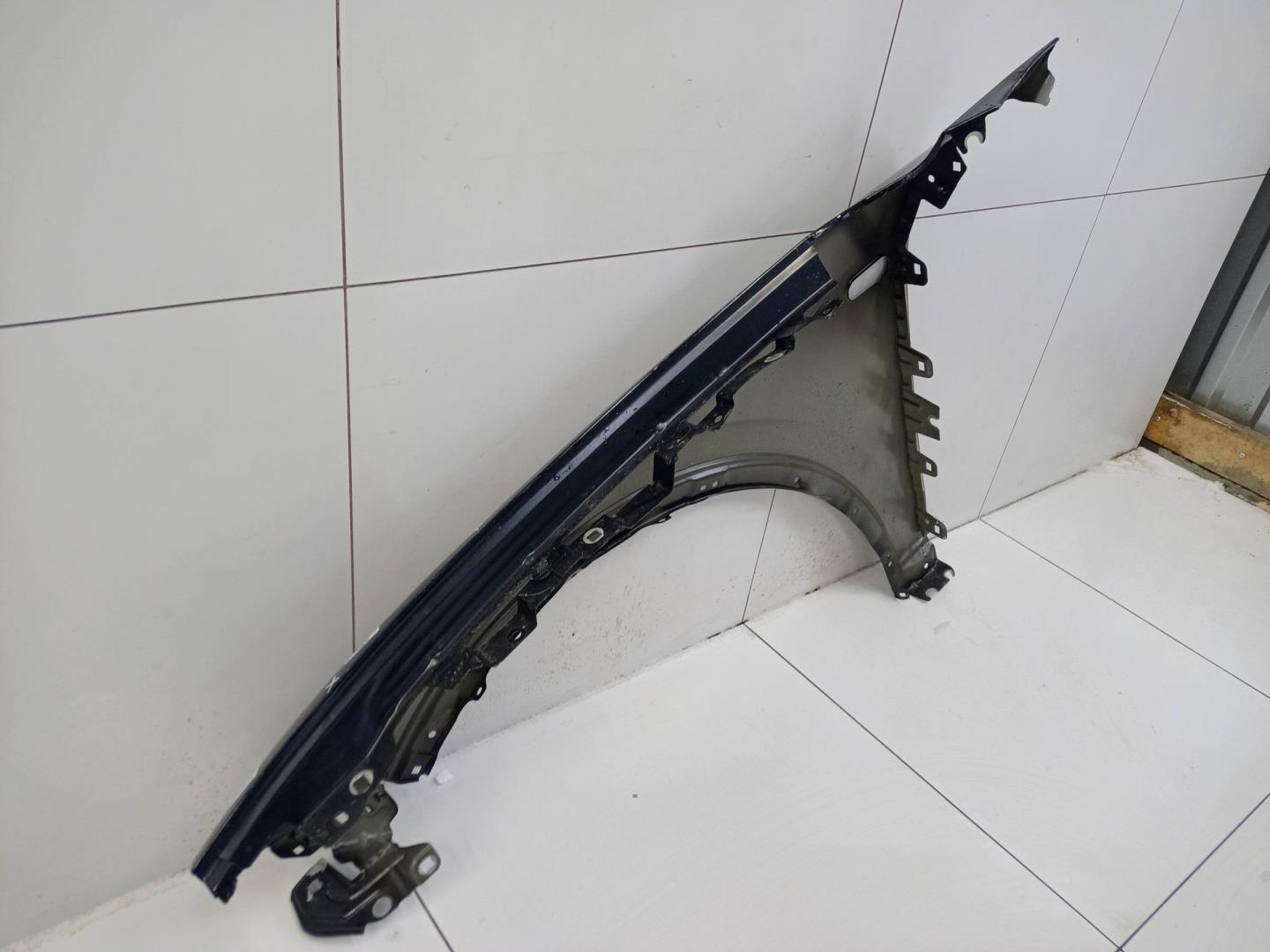 Крыло переднее правое