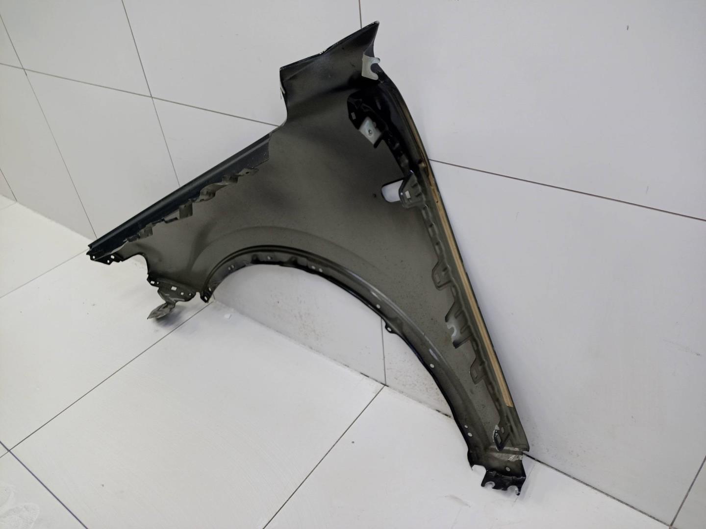 Крыло переднее правое