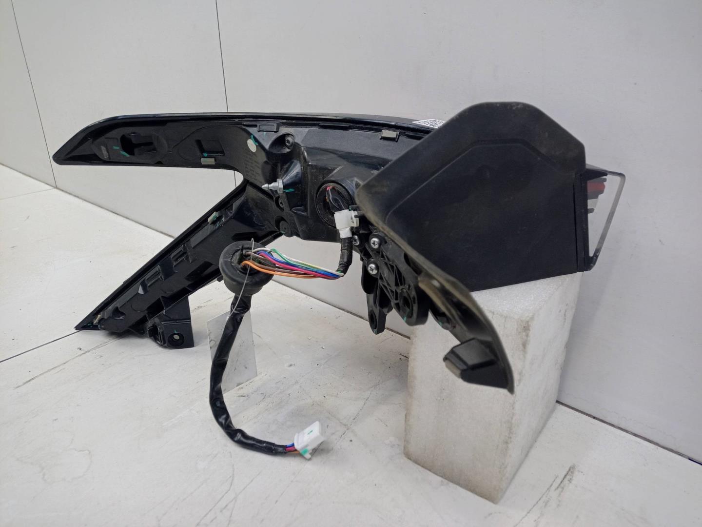 Фонарь задний наружный правый