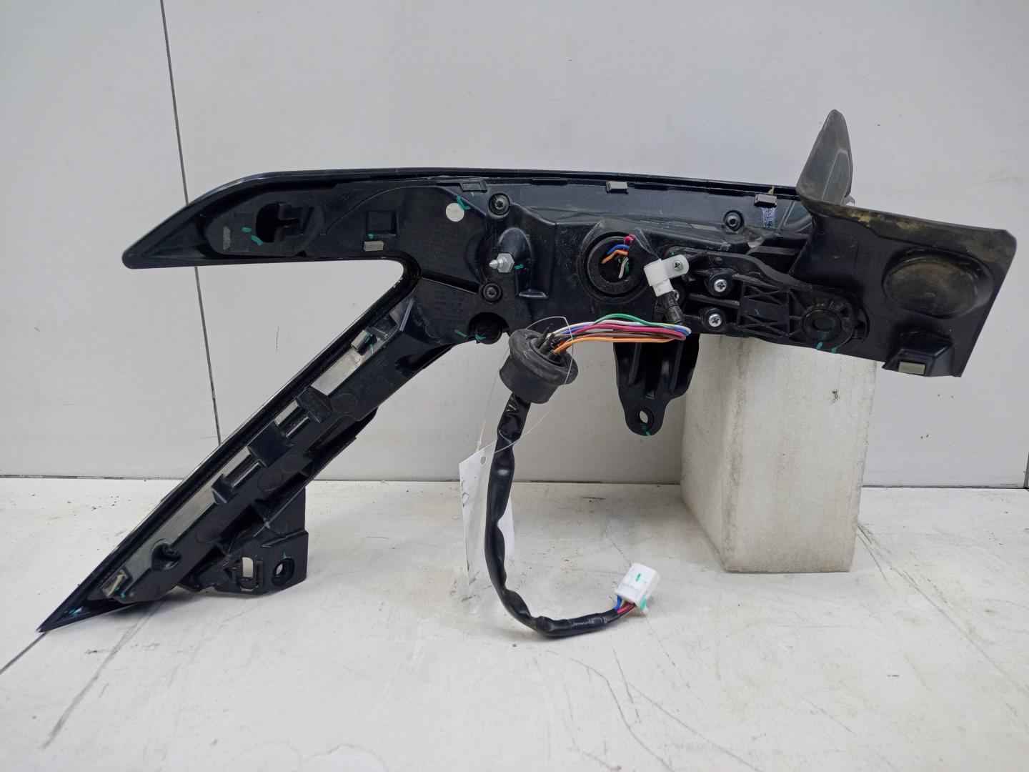 Фонарь задний наружный правый