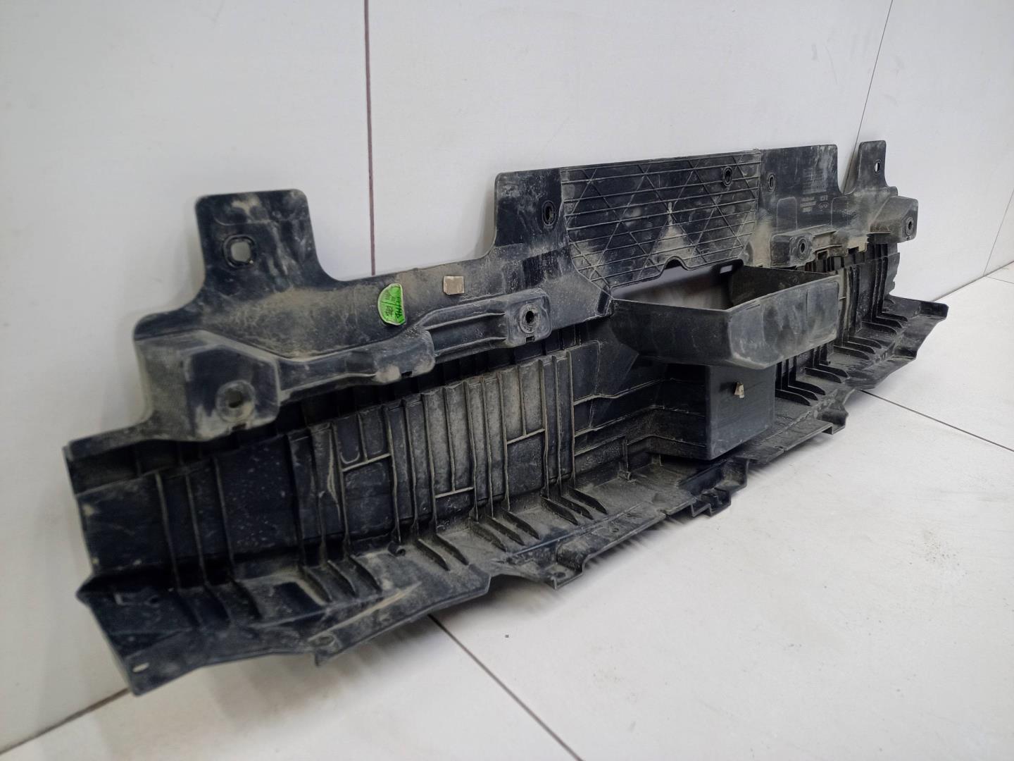 Кожух замка капота