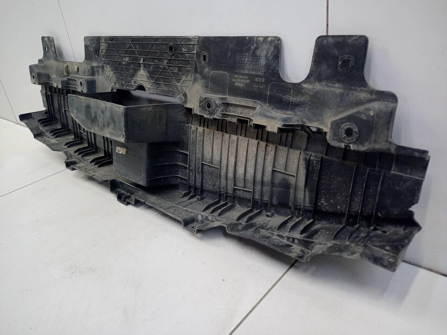 Кожух замка капота