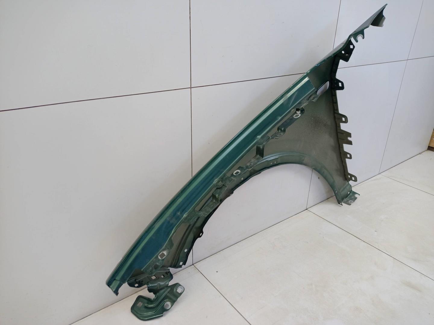 Крыло переднее правое