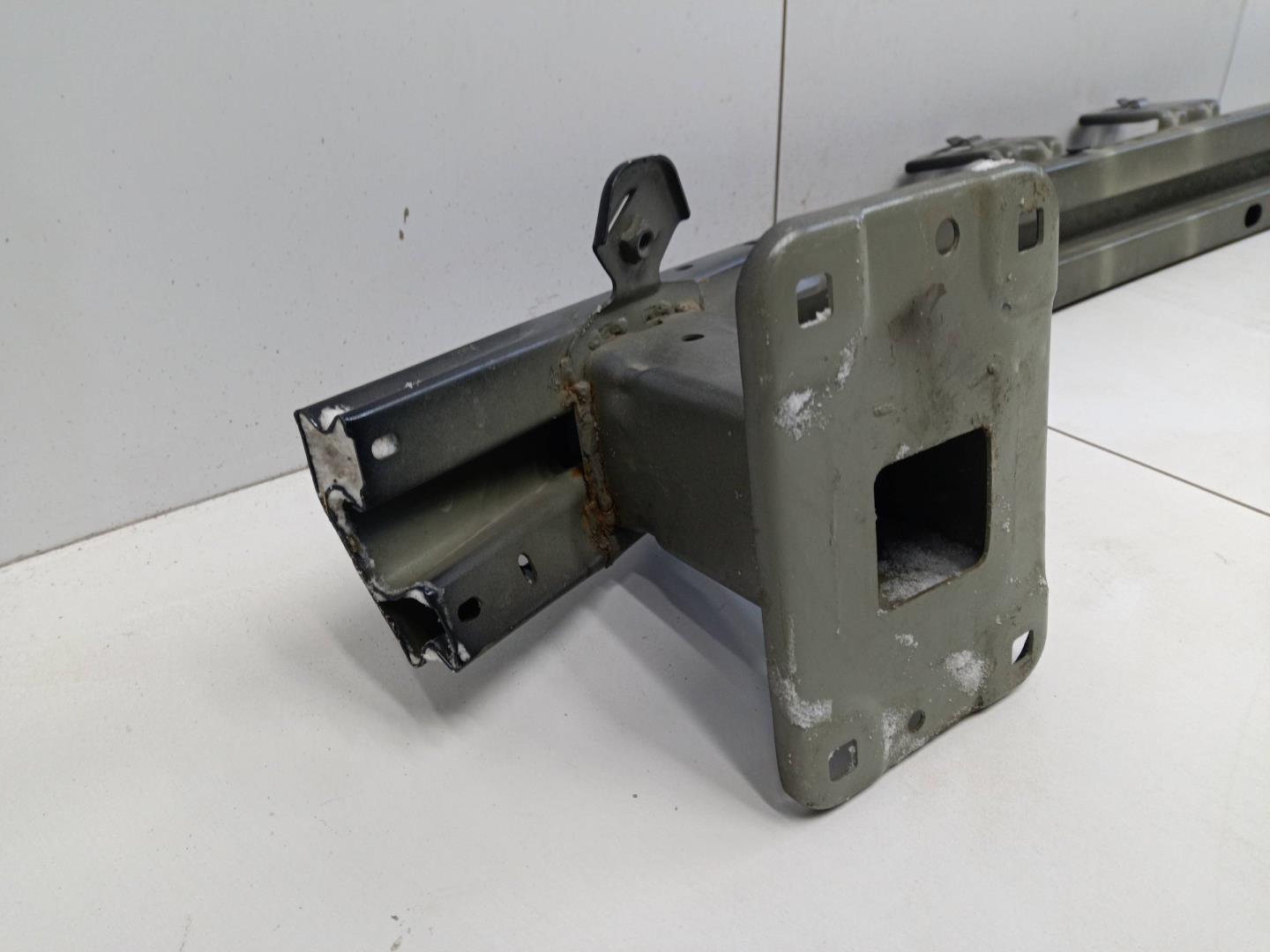 Усилитель переднего бампера