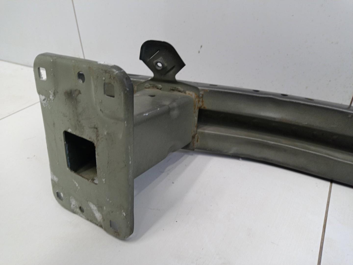 Усилитель переднего бампера