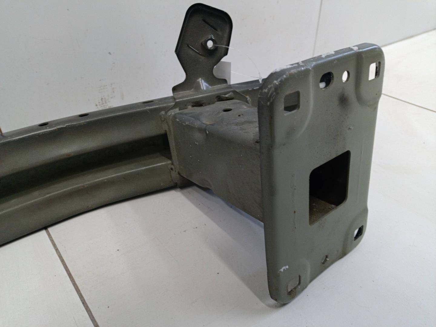 Усилитель переднего бампера