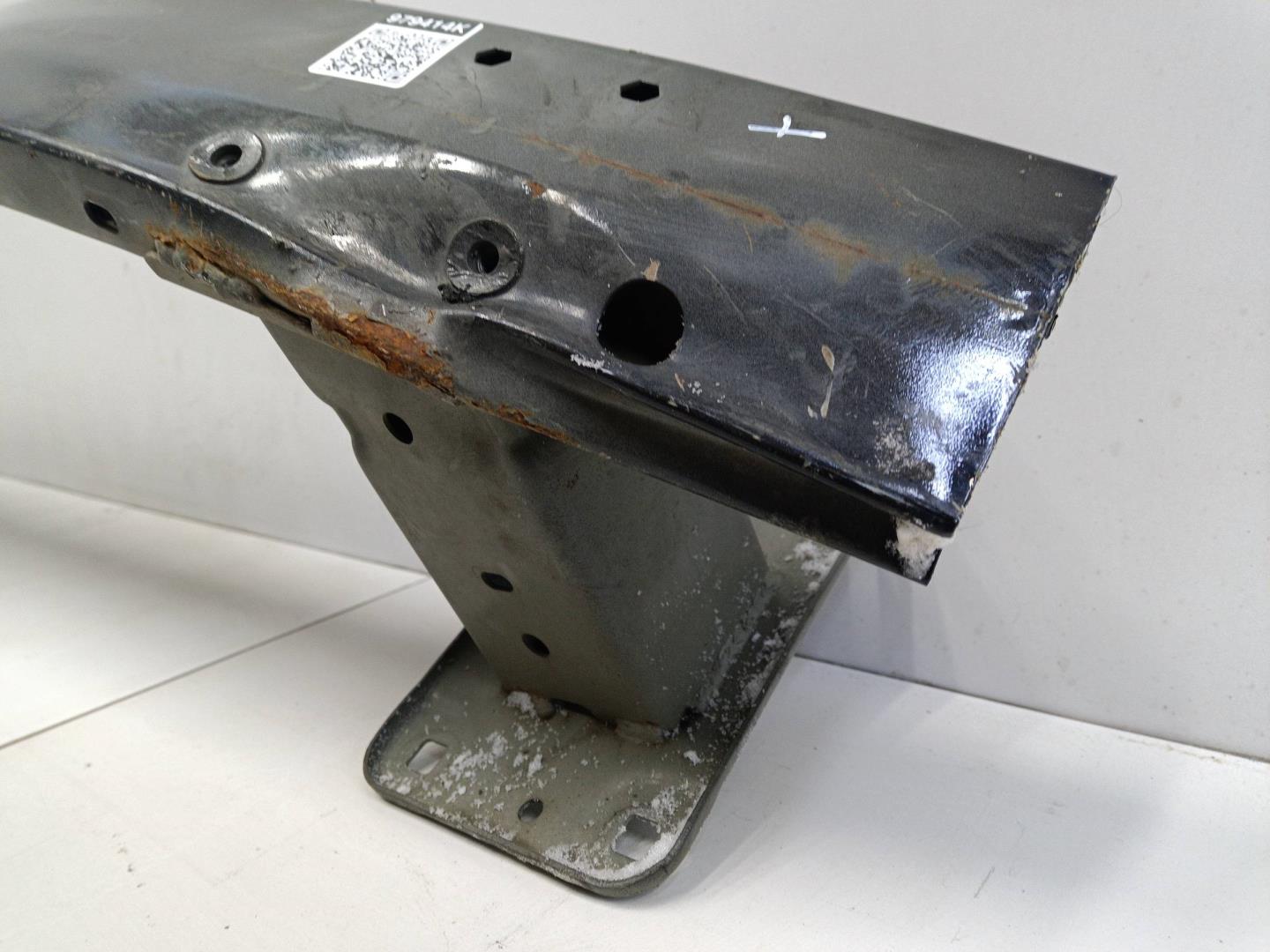 Усилитель переднего бампера