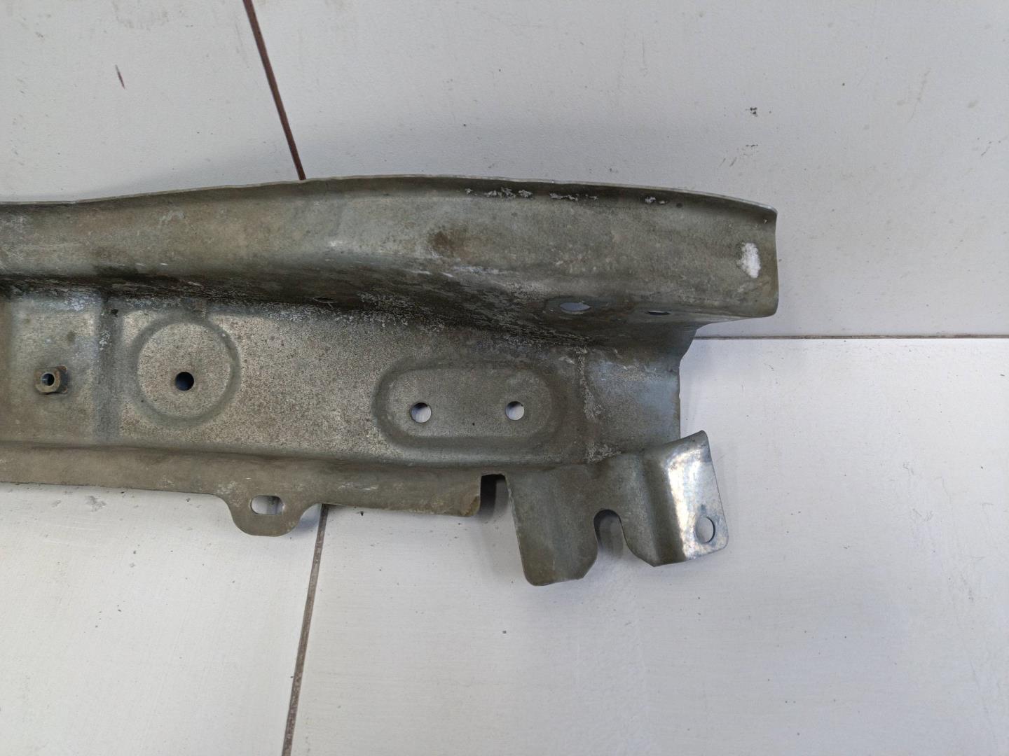 Усилитель переднего бампера