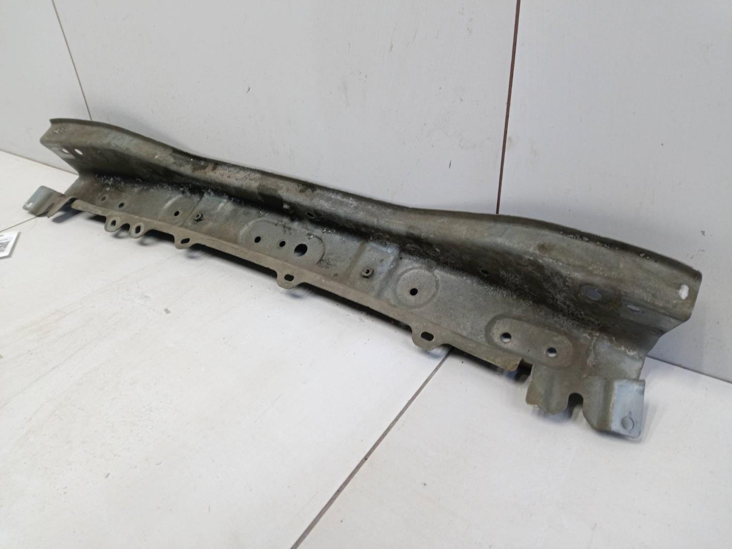 Усилитель переднего бампера