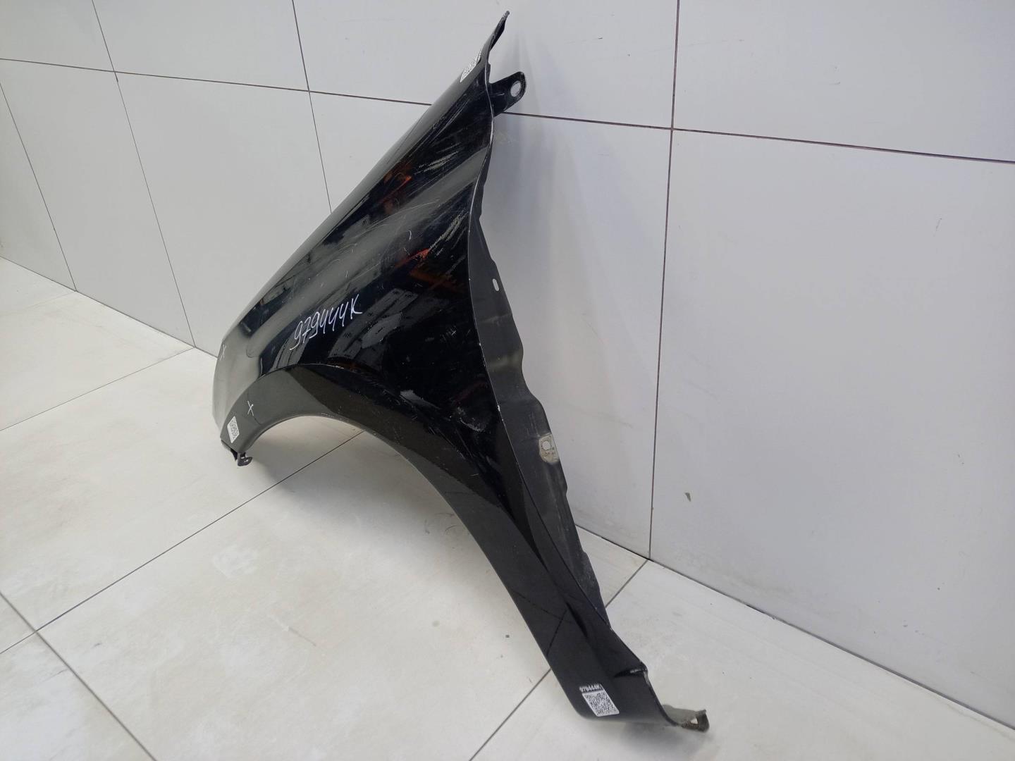 Крыло переднее левое