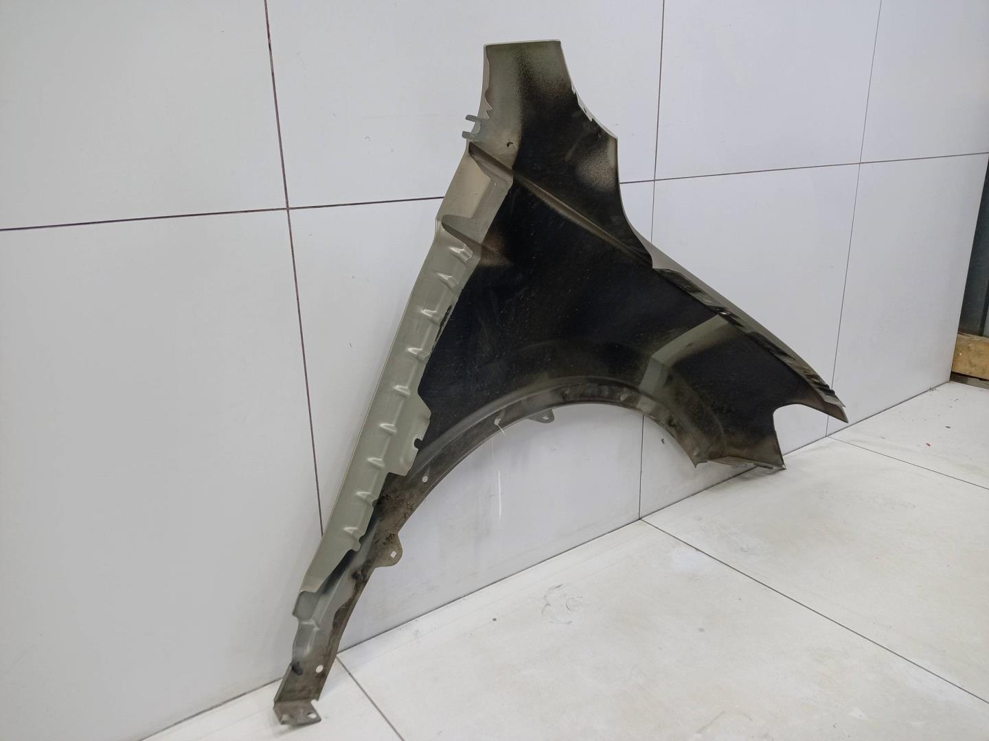 Крыло переднее левое