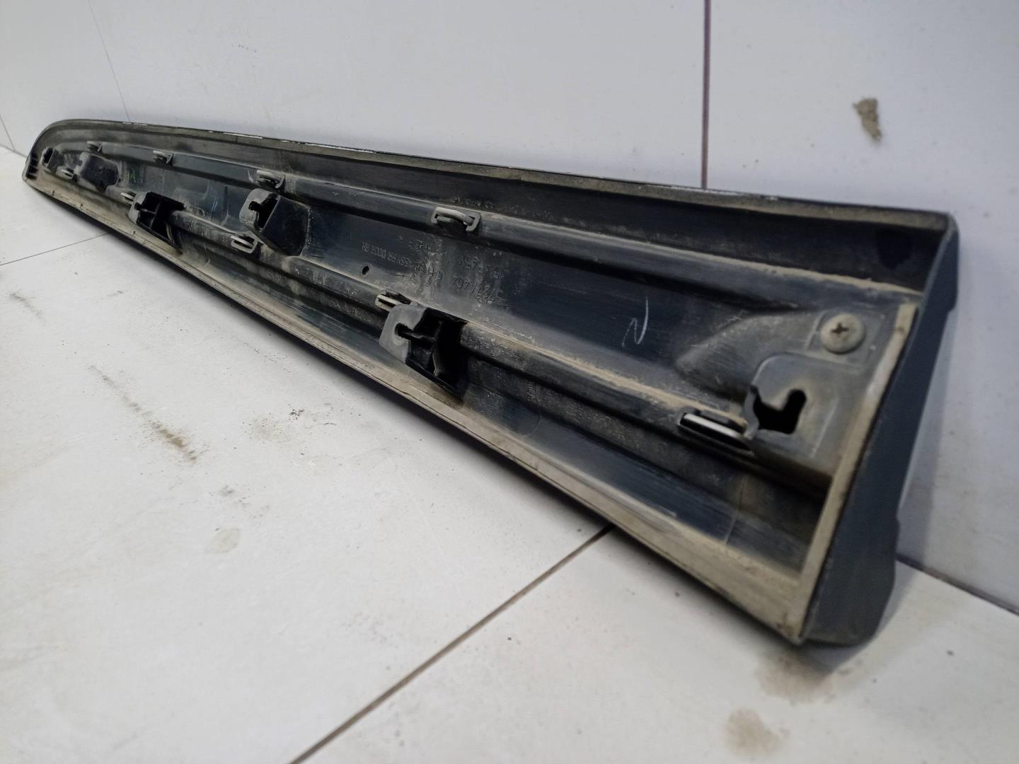 Накладка двери передней правой