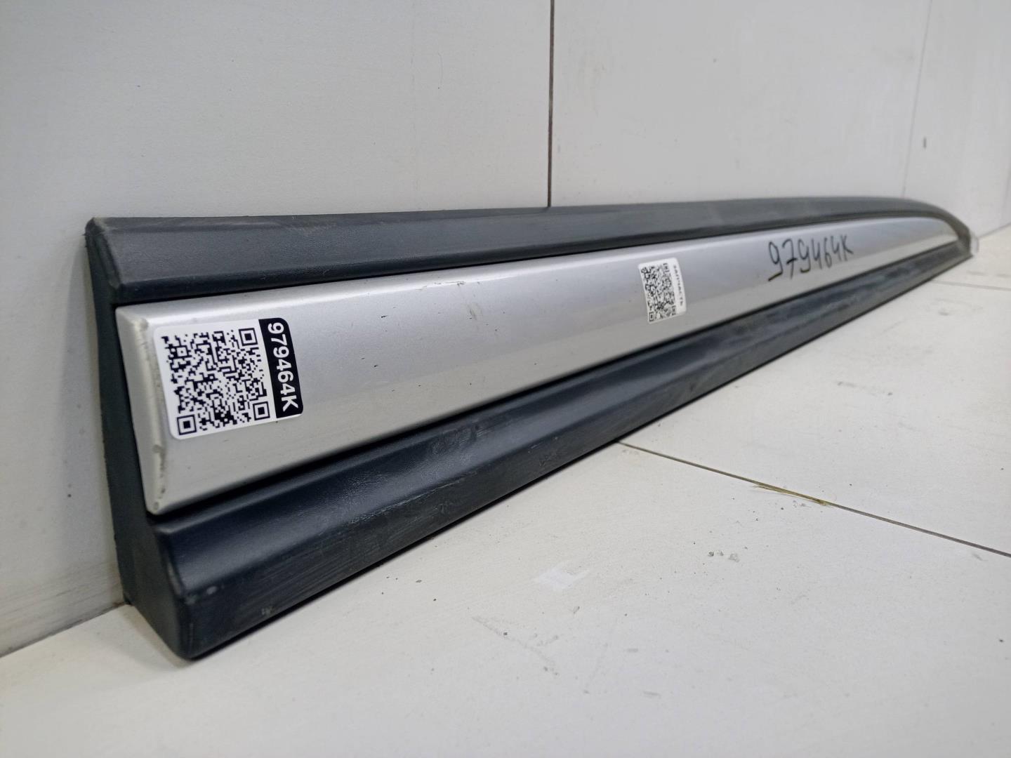 Накладка двери передней правой