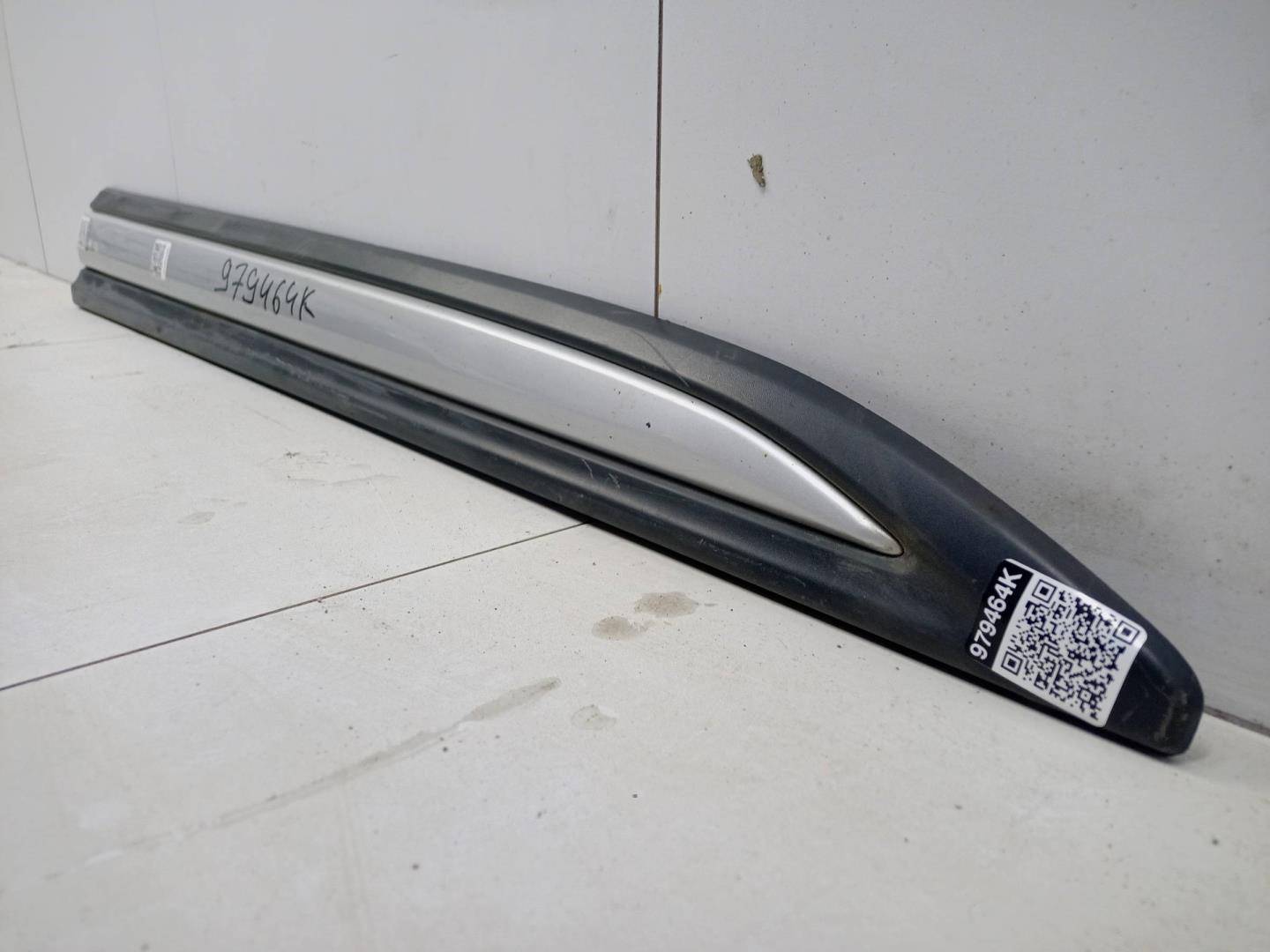 Накладка двери передней правой