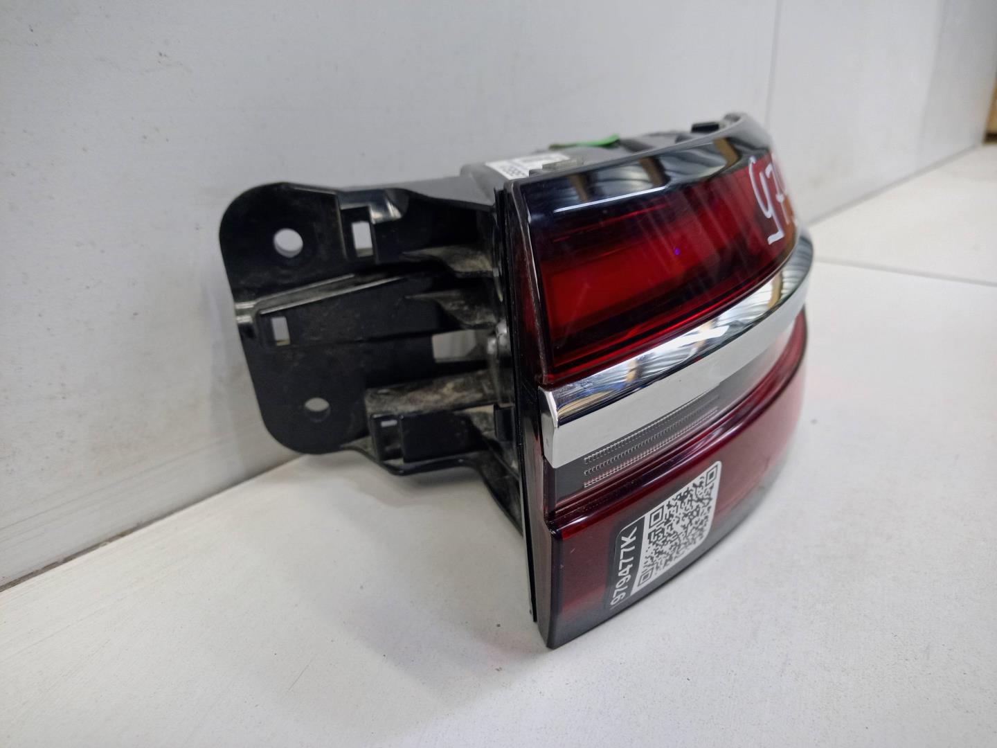 Фонарь задний наружный правый