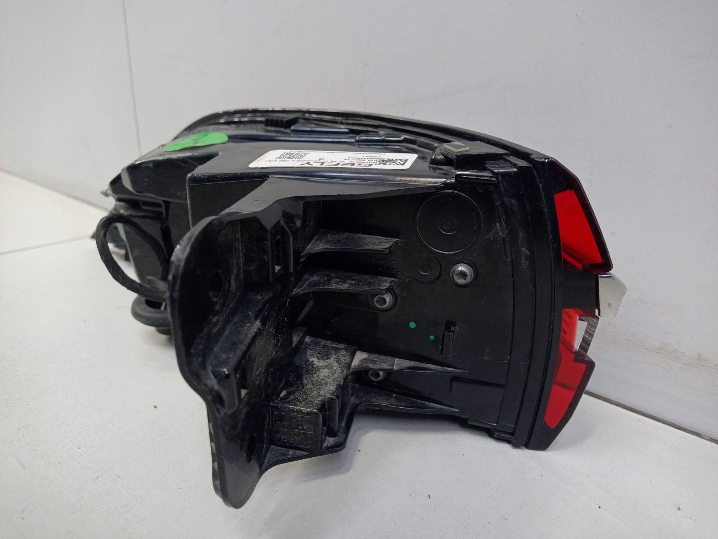 Фонарь задний наружный правый