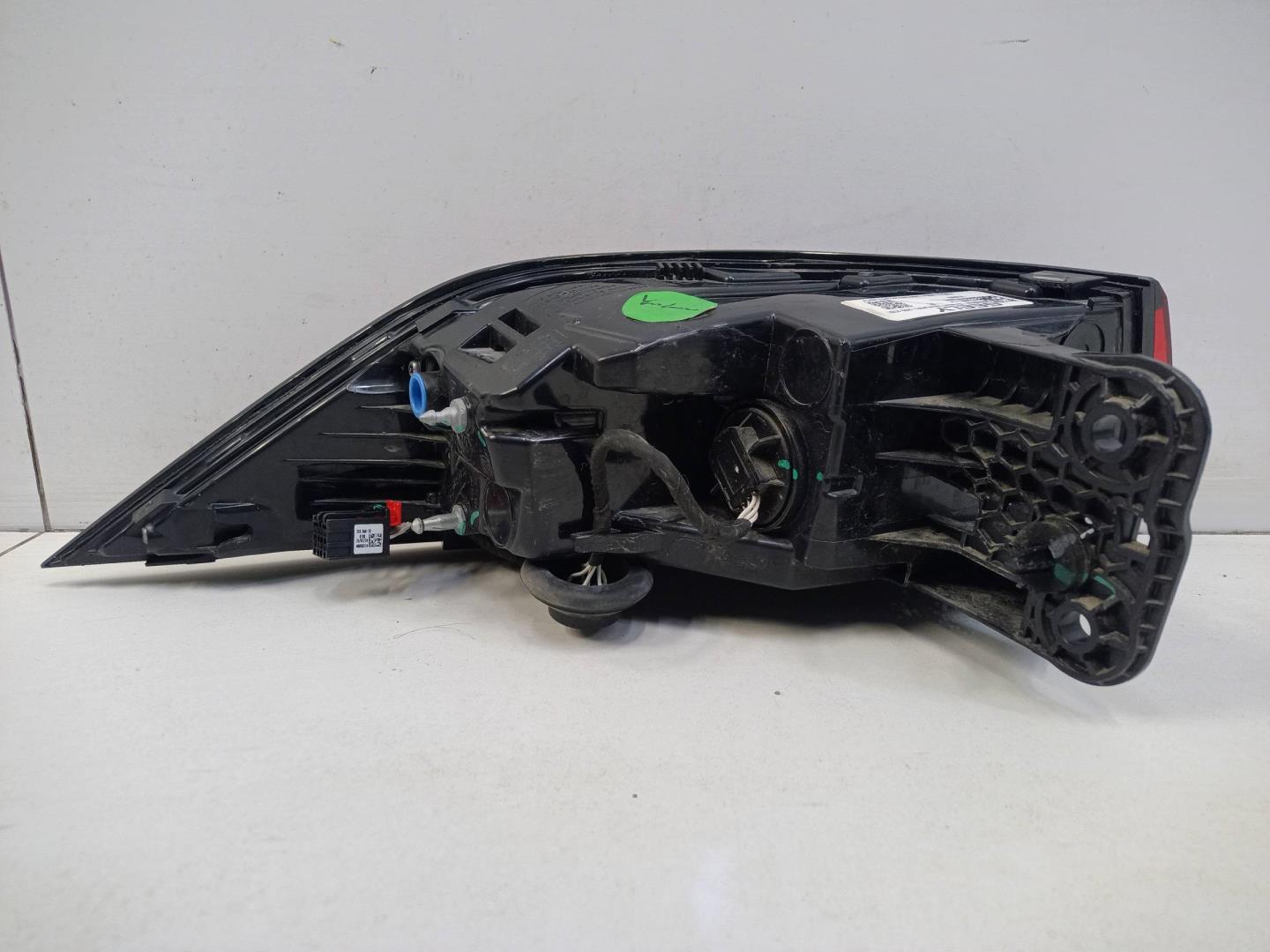 Фонарь задний наружный правый