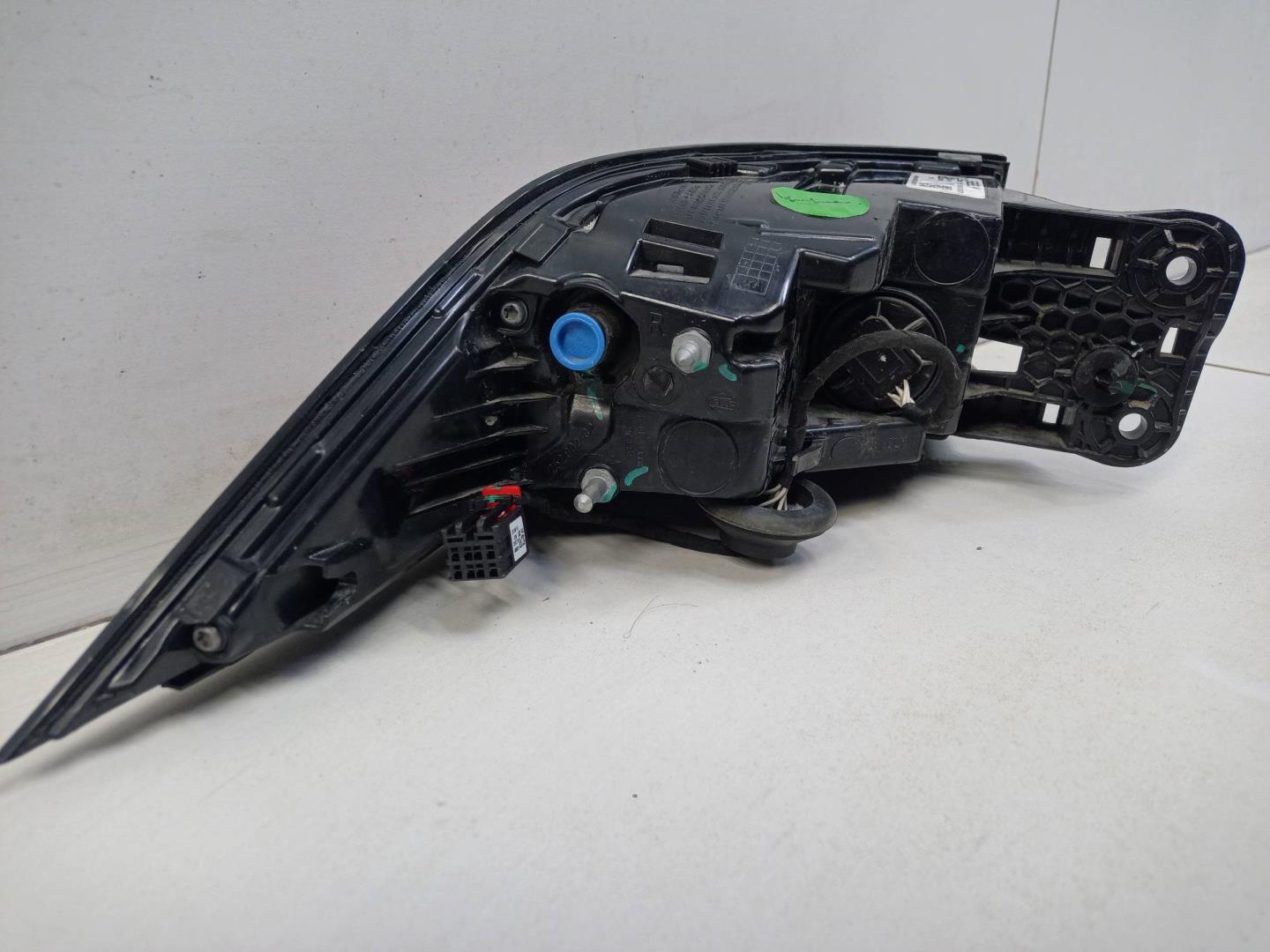 Фонарь задний наружный правый