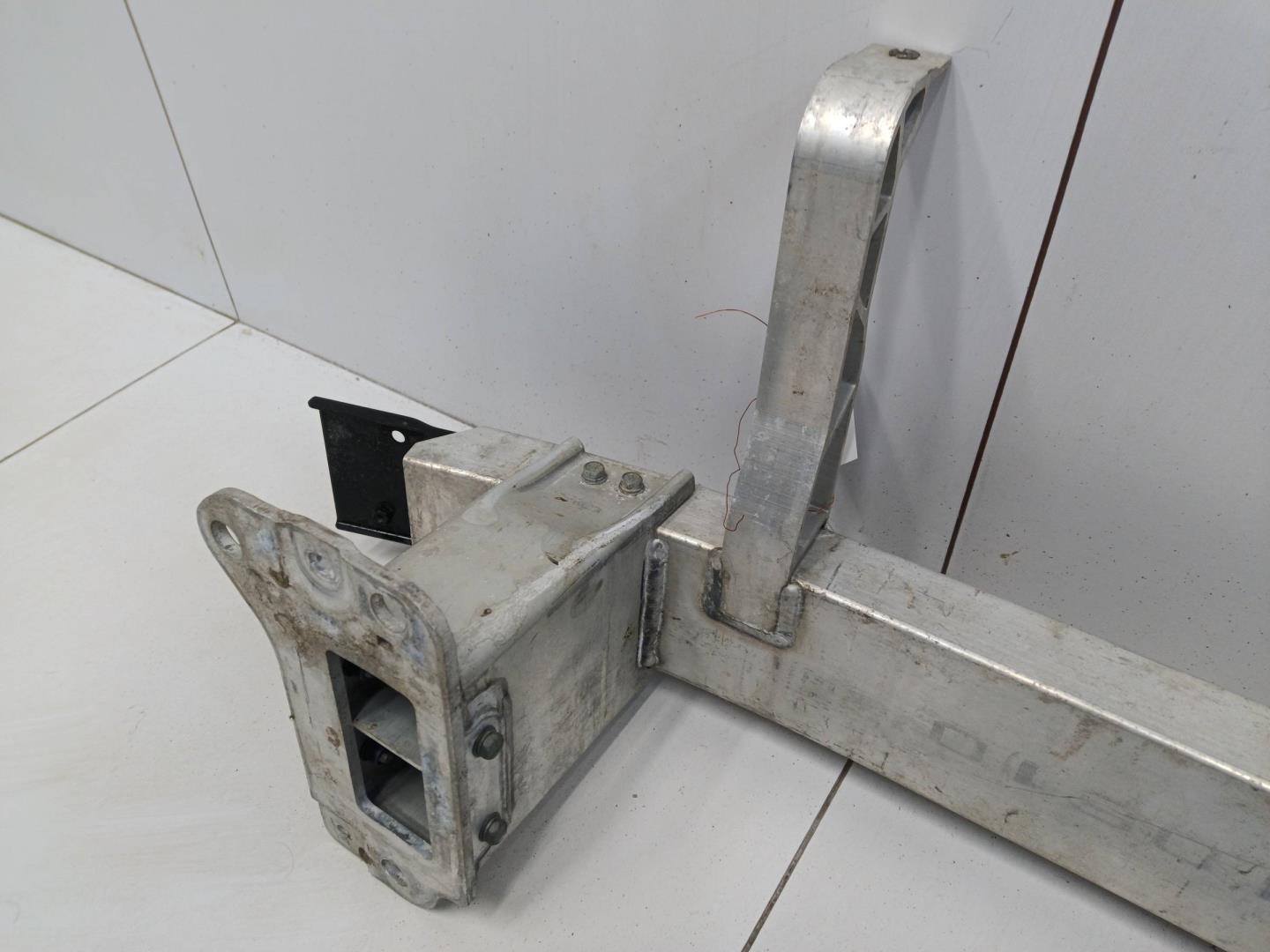 Усилитель переднего бампера