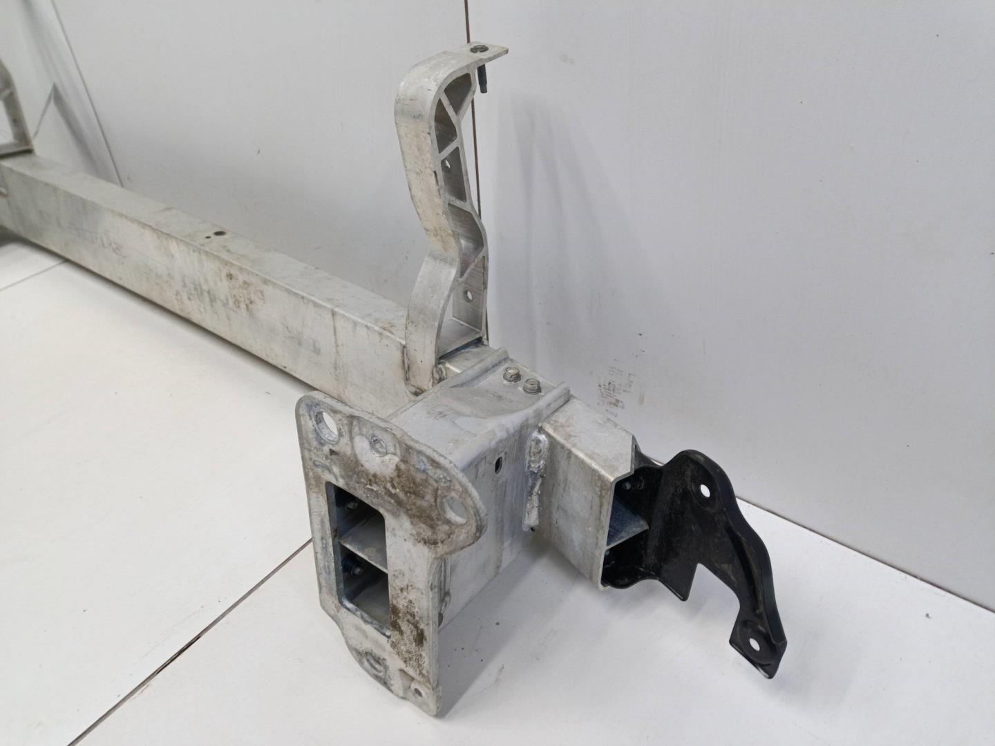 Усилитель переднего бампера