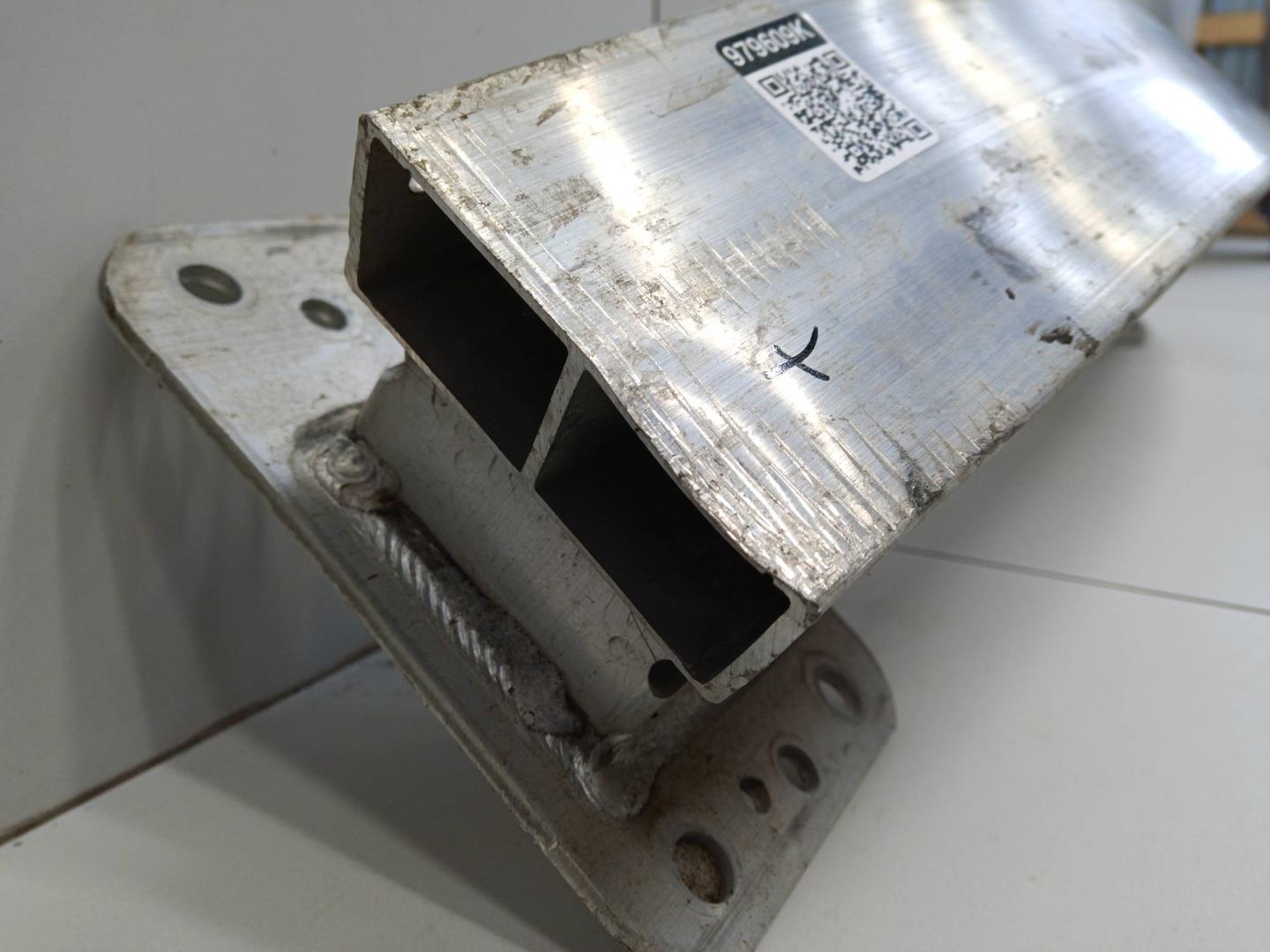 Усилитель переднего бампера