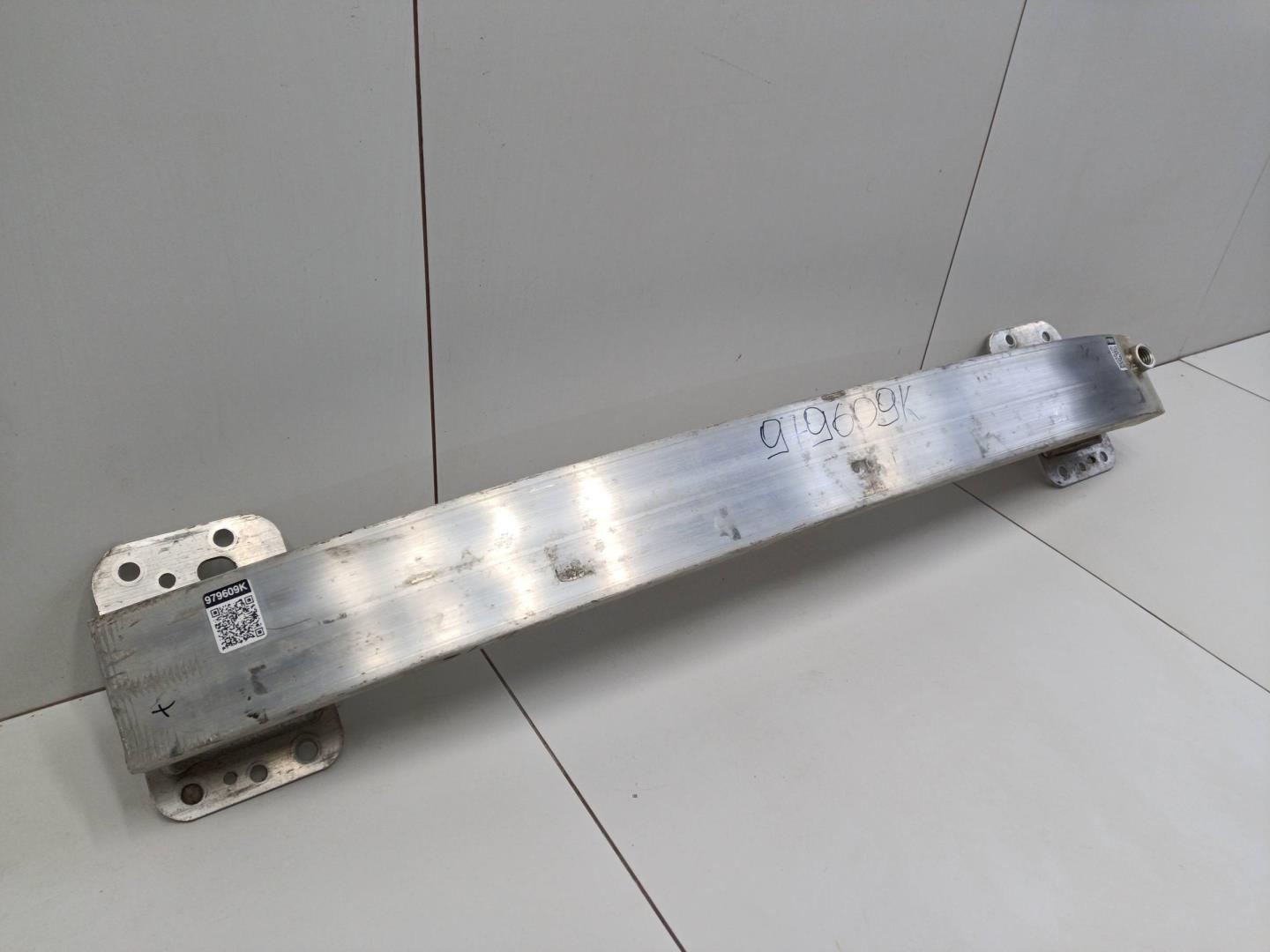 Усилитель переднего бампера