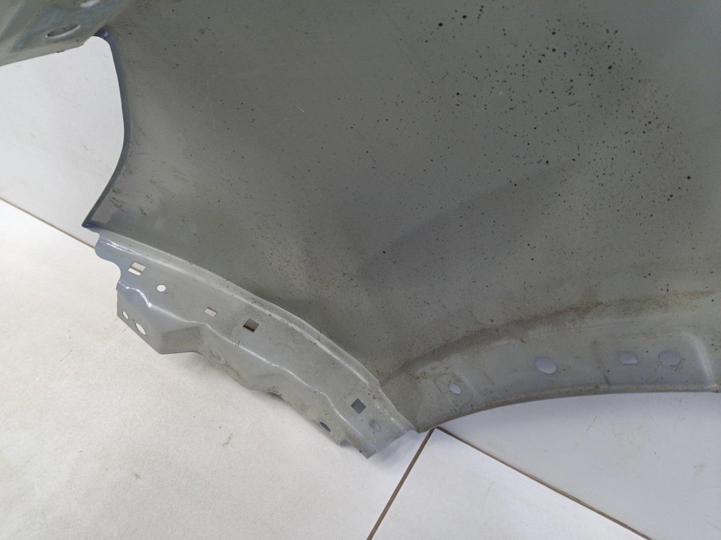 Крыло переднее правое