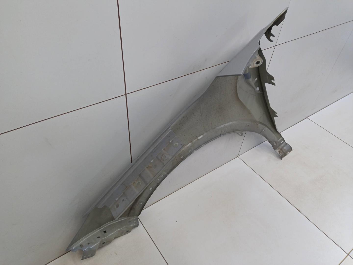 Крыло переднее правое