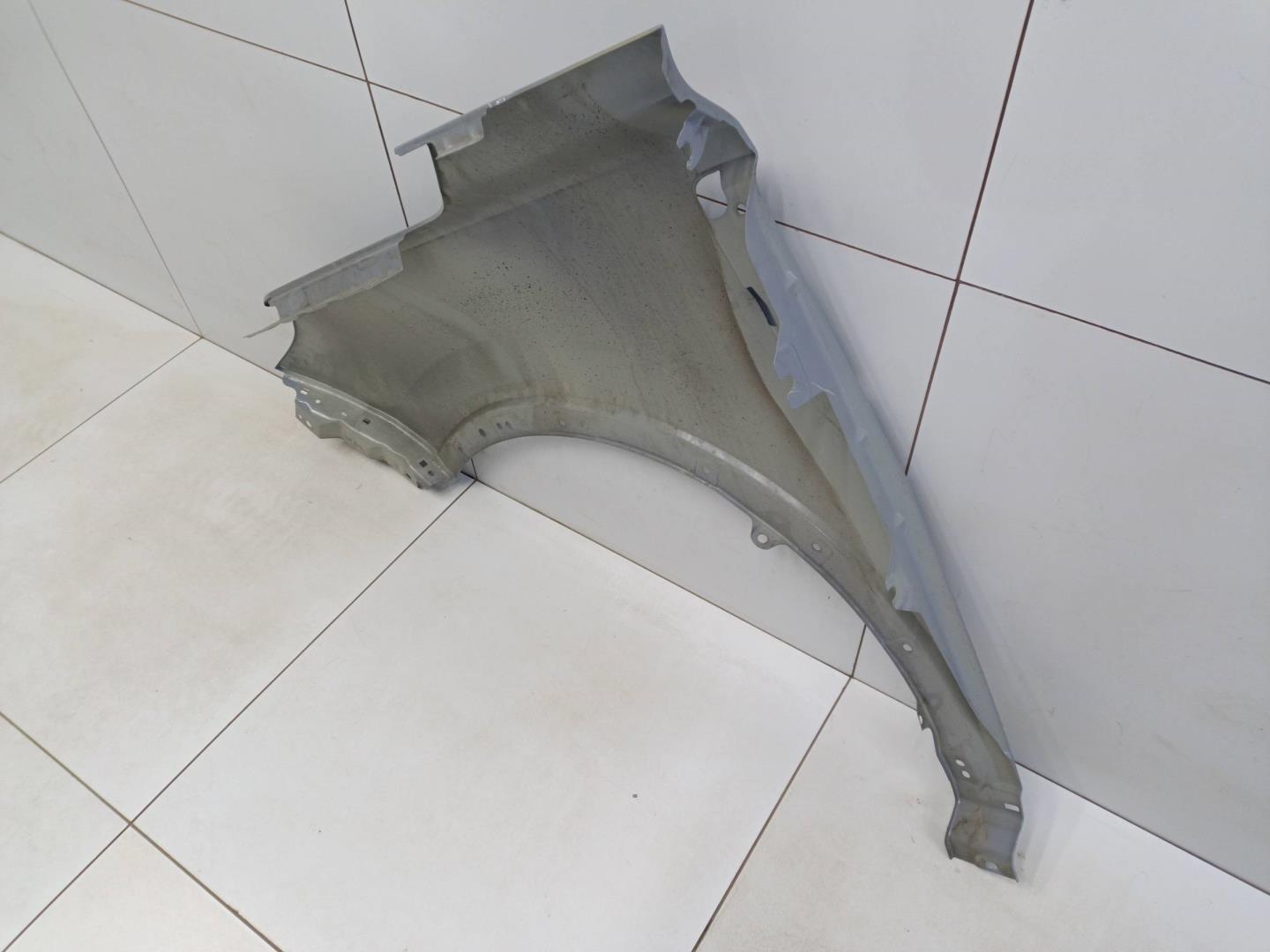 Крыло переднее правое