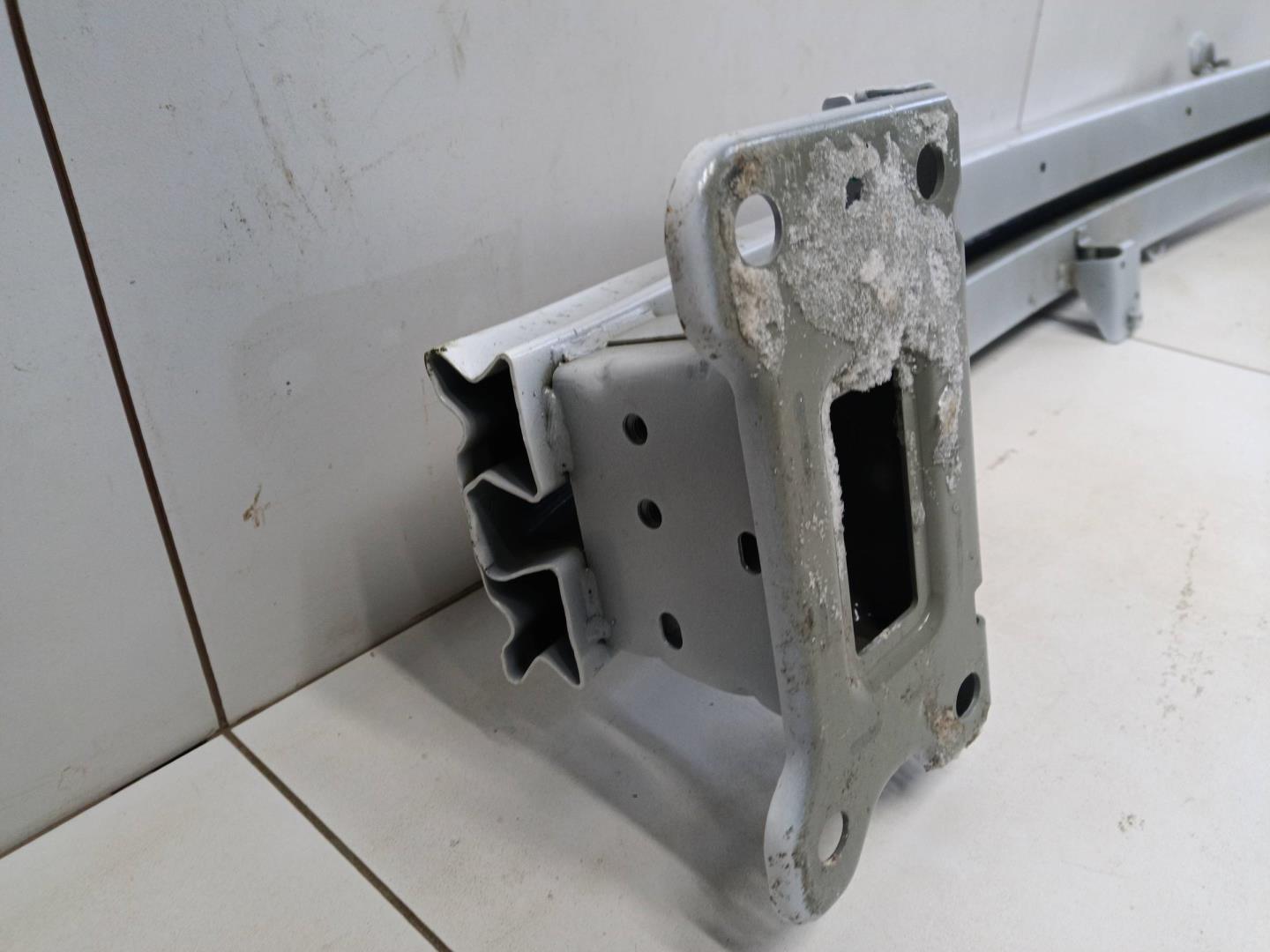 Усилитель переднего бампера