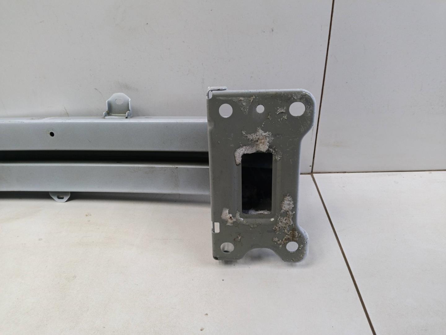 Усилитель переднего бампера