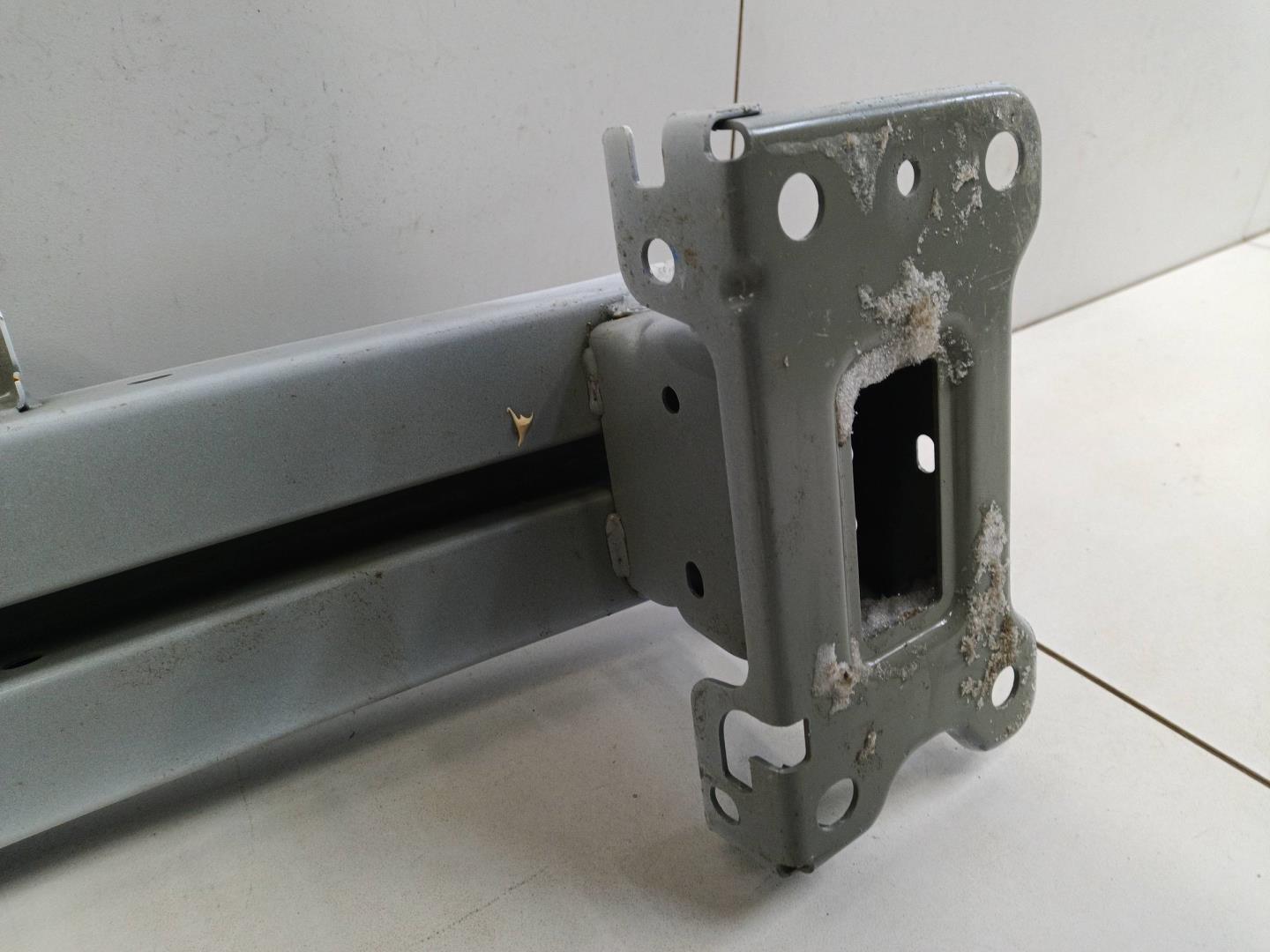 Усилитель переднего бампера