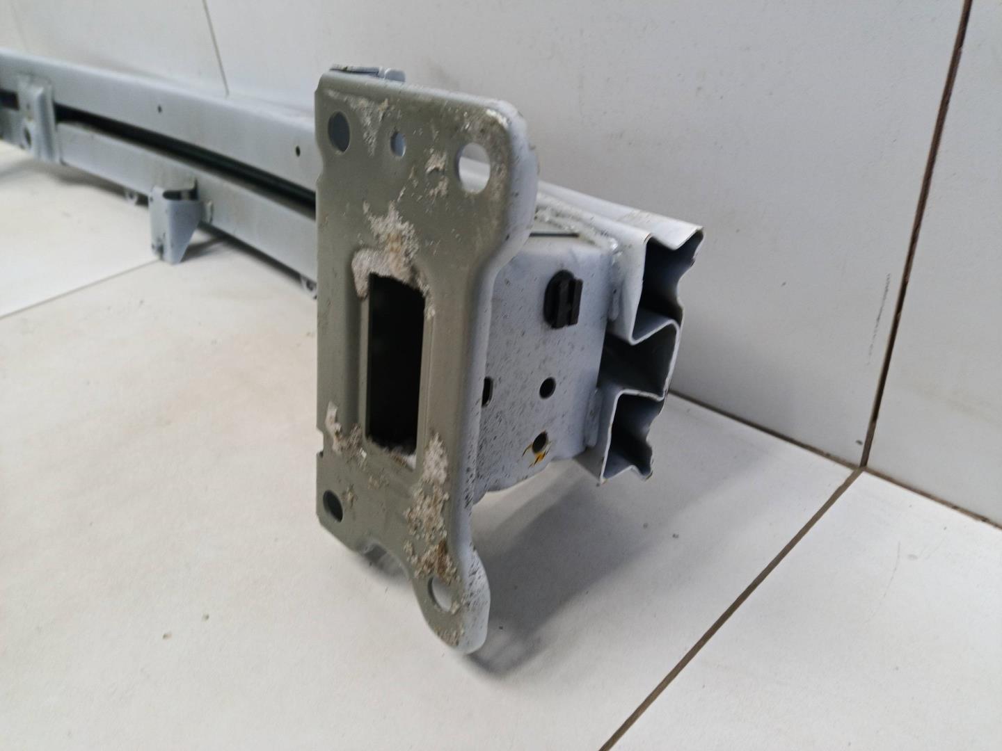 Усилитель переднего бампера