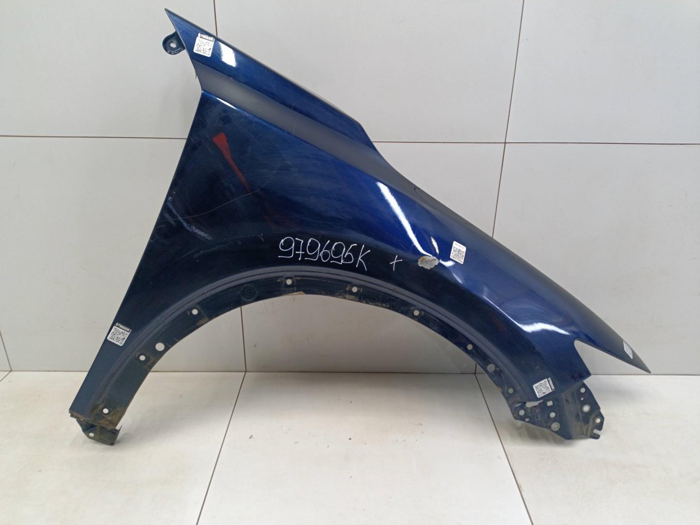 Крыло переднее правое