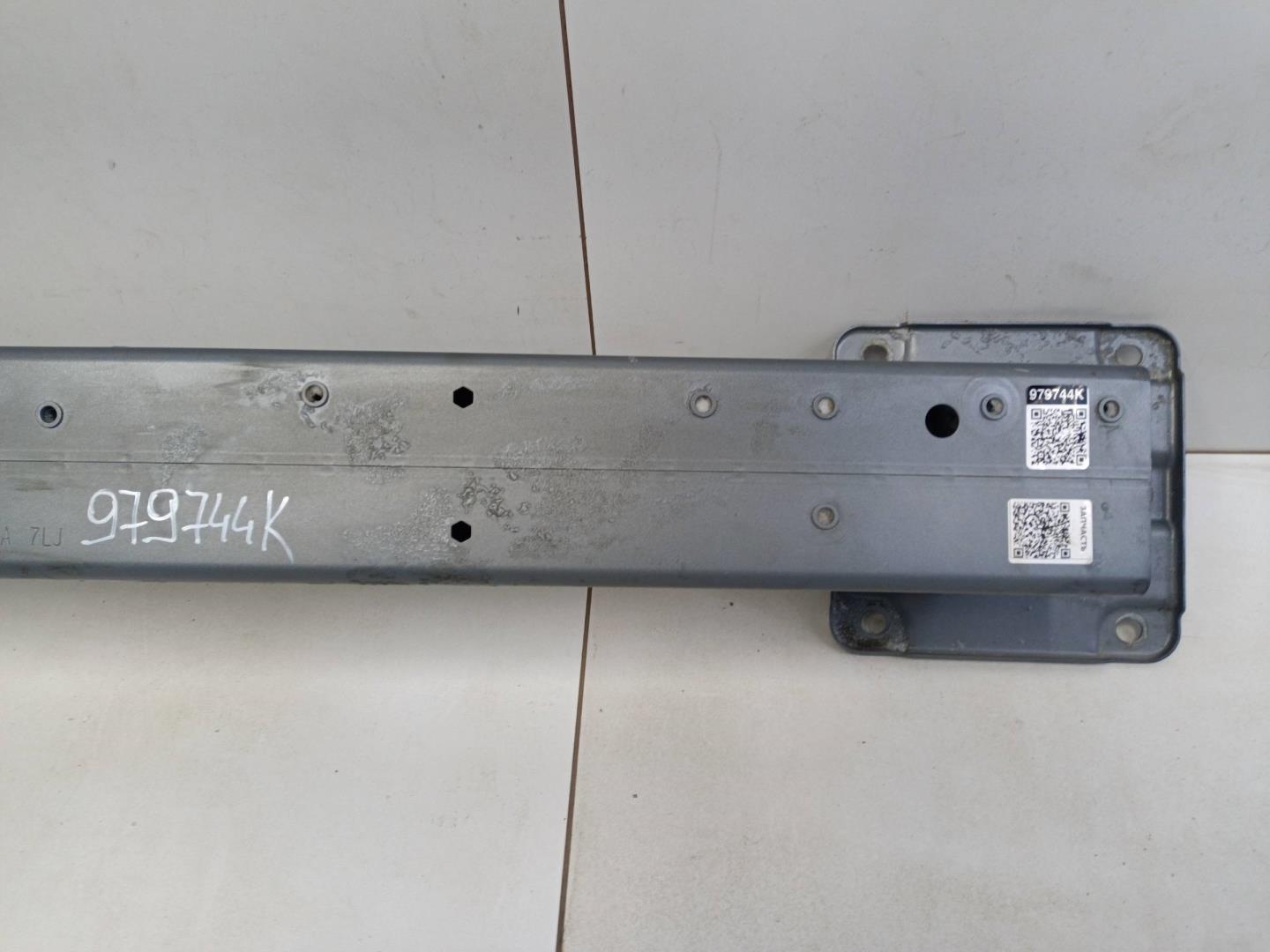 Усилитель переднего бампера