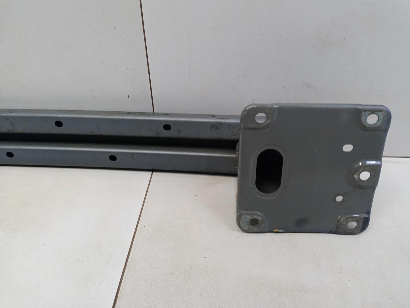 Усилитель переднего бампера