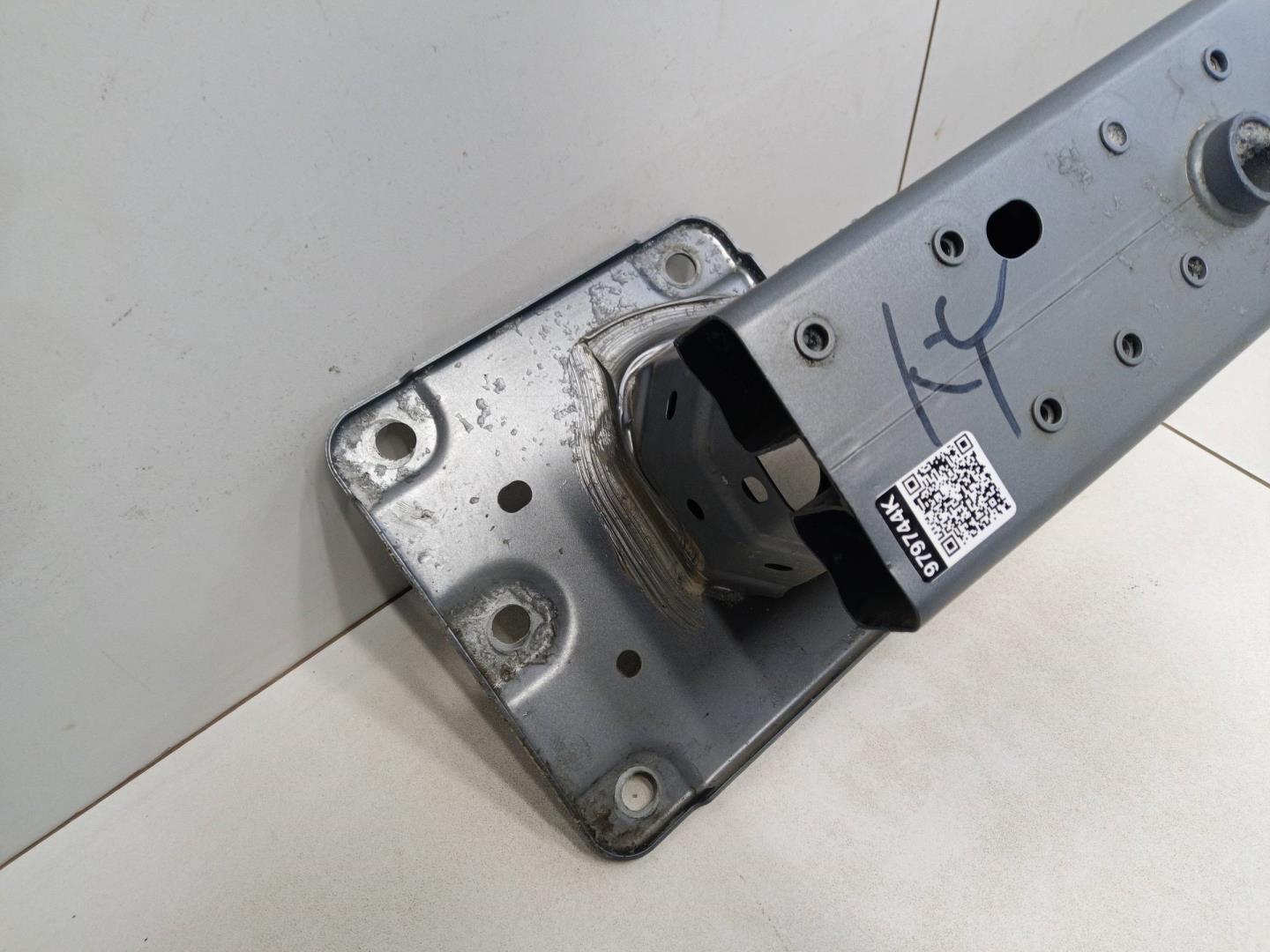 Усилитель переднего бампера