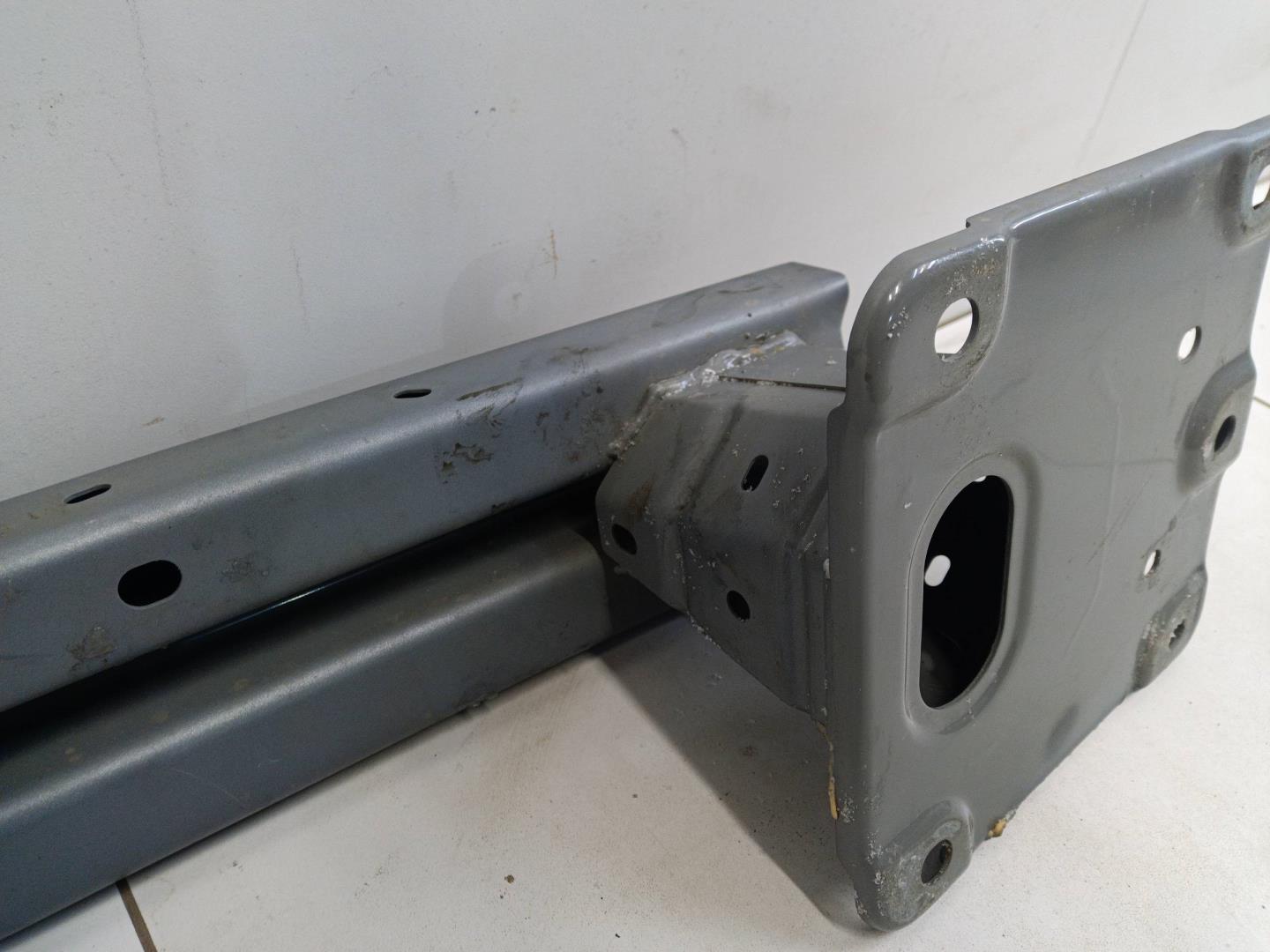 Усилитель переднего бампера